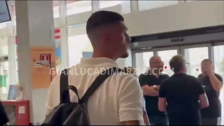 Rafa Marin è atterrato a Capodichino: “Felice del mio ritorno al Napoli” – IL VIDEO Rafa Marin è atterrato a Capodichino: “Felice del mio ritorno al Napoli” – IL VIDEO - immagine 1