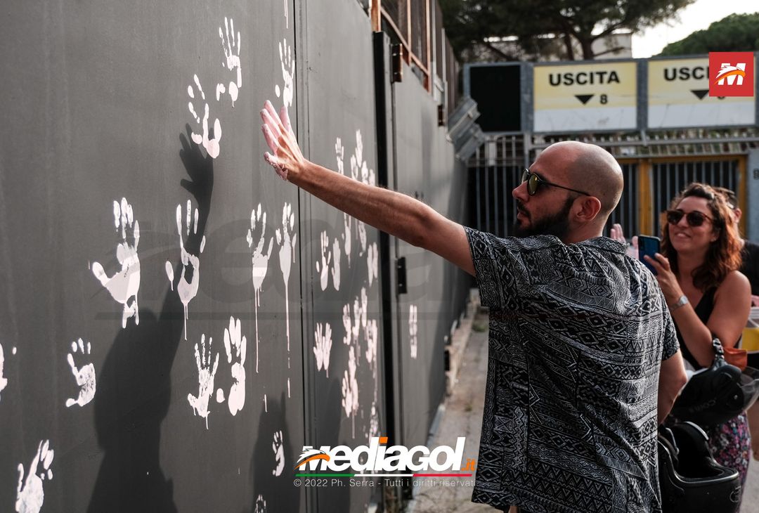 FOTO Palermo, le impronte rosa sul murales del ‘Renzo Barbera’ (Gallery) - immagine 73