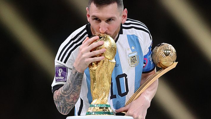 LUSAIL CITY, QATAR - DECEMBER 18: Lionel Messi of Argentina kisses the FIFA World Cup Qatar 2022 Winner's Trophy during the FIFA World Cup Qatar 2022 Final match between Argentina and France at Lusail Stadium on December 18, 2022 in Lusail City, Qatar. (Photo by Julian Finney/Getty Images) Messi pronto a tornare a casa, accordo con il Newell’s per un prestito – TMW - immagine 1