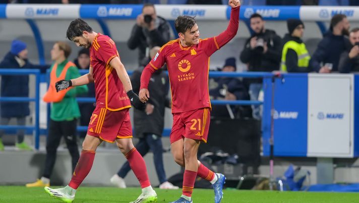 REGGIO NELL'EMILIA, ITALY - DECEMBER 03: Paulo Dybala of AS Roma celebrates after a goal was scored by Rasmus Kristensen during the Serie A TIM match between US Sassuolo and AS Roma at Mapei Stadium - Citta' del Tricolore on December 03, 2023 in Reggio nell'Emilia, Italy. (Photo by Fabio Rossi/AS Roma via Getty Images) Dybala, dopo l’infortunio Joya ritrovata: c’è la sua firma su 5 degli ultimi 7 gol - immagine 1