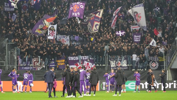 ST GALLEN, SWITZERLAND - OCTOBER 24: Fans and players of ACF Fiorentina celebrate after the victory of the match between FC St. Gallen 1879 and ACF Fiorentina at Kybunpark on October 24, 2024 in St Gallen, Switzerland. (Photo by Carsten Harz/Getty Images) Commisso striglia i tifosi. E adesso la Fiorentina attende la UEFA - immagine 1