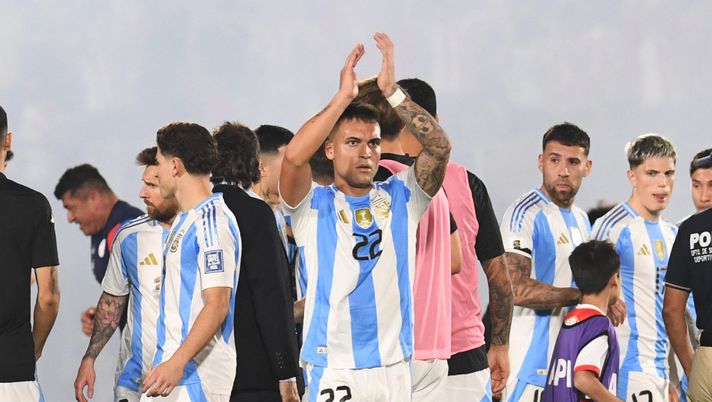 ASUNCION, PARAGUAY - NOVEMBER 14: Lautaro Martinez of Argentina applauds the fans after the team's defeat in the South American FIFA World Cup 2026 Qualifier match between Paraguay and Argentina at Estadio Defensores del Chaco on November 14, 2024 in Asuncion, Paraguay. (Photo by Christian Alvarenga/Getty Images) Cds – Lautaro nel gotha dell’Argentina: “La scintilla è scoccata quando Scaloni…” - immagine 1