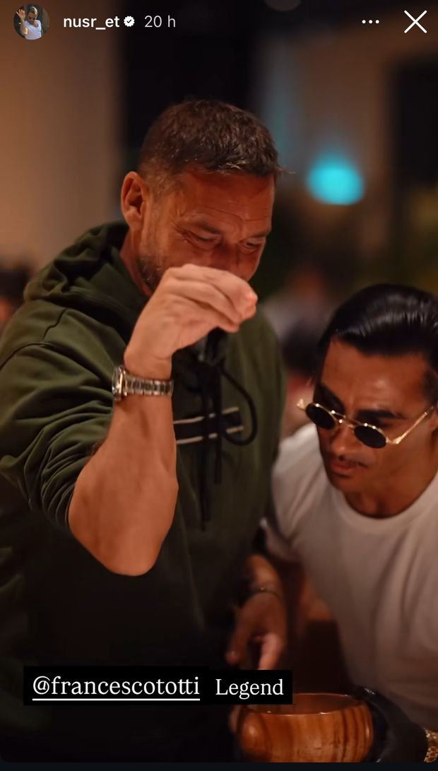 Totti da Salt Bae: show del Pupone con il sale sulla bistecca d’oro- immagine 2