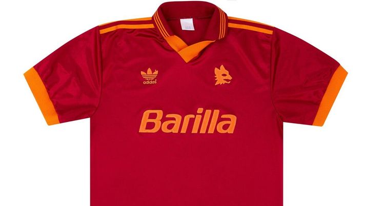 Roma, pronta una maglia celebrativa: omaggio al 1993, l’anno dell’esordio di Totti - immagine 1