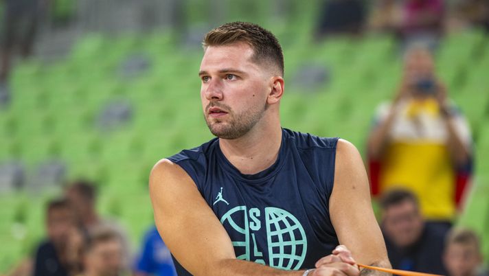 LUBIANA, SLOVENIA - 8 AGOSTO: Luka Doncic della Slovenia si riscalda prima dell'amichevole internazionale di pallacanestro tra Slovenia e Germania al Dvorana Stozice, l'8 agosto 2025 a Lubiana, Slovenia. (Foto di Jurij Kodrun/Getty Images) NBA, Lakers-Cavaliers: diretta tv e streaming live del match - immagine 1