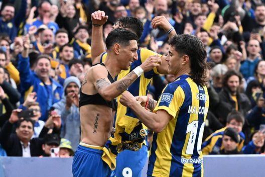 Angel Di Maria dopo il gol su rigore (Photo by Luciano Bisbal/Getty Images) Di Maria e un ritorno movimentato: gol, infortunio e beffa finale con il Rosario Central- immagine 2