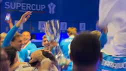 Inizia la festa nello spogliatoio del Napoli: azzurri scatenati con la coppa!