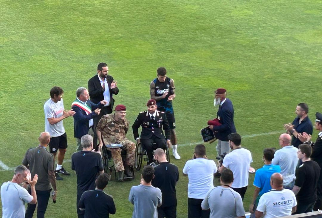 Riconoscimento a due colonnelli e maglietta regalata a conte: presenti anche Edo De Laurentiis e Di Lorenzo