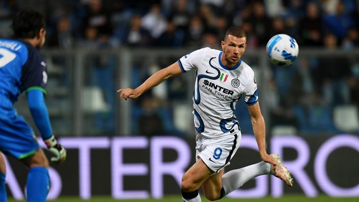 REGGIO NELL'EMILIA, ITALY - OCTOBER 02: Edin Dzeko of FC Internazionale scores their team's first goal during the Serie A match between US Sassuolo v FC Internazionale at Mapei Stadium - Citta' del Tricolore on October 02, 2021 in Reggio nell'Emilia, Italy. (Photo by Alessandro Sabattini/Getty Images) dzeko inter napoli