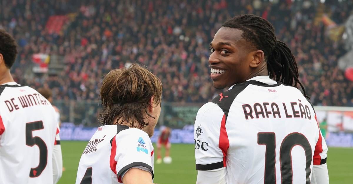Milan, Caressa su Leao: “Meglio da esterno, è più libero di spaziare”