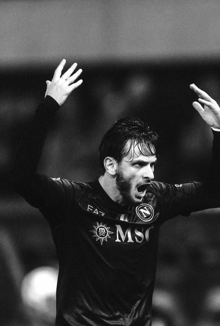 “Per sempre il nostro 77!”: il Napoli celebra sui social i 25 anni di Kvara – GALLERY - immagine 11