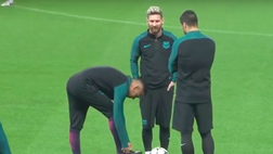 Barcellona, scherzetto di Suarez e Neymar è furibondo: Messi resta impassibile