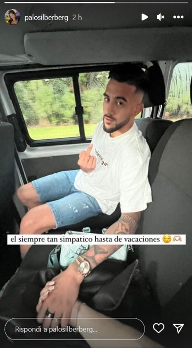 FOTO – Gonzalez fa ‘il dito’. La compagna: “Sempre simpatico anche in vacanza”- immagine 2