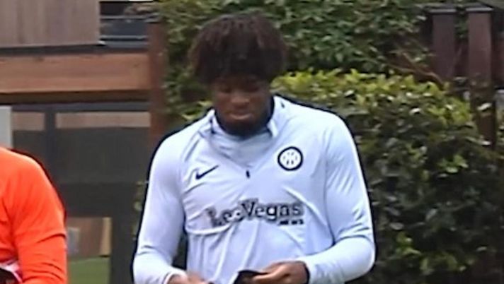 Piove a dirotto alla Pinetina. Bisseck canta con Audero ‘Il cielo in una stanza’ - immagine 1