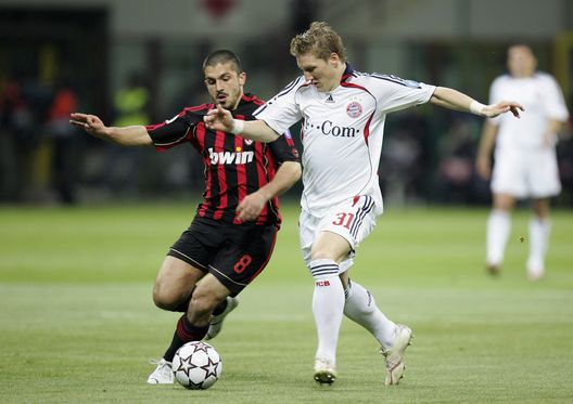 MILAN, ITALY - APRIL 03: Gennaro Gattuso (L) of Milan and Bastian Schweinsteiger (R) of Munich fight for the ball during the UEFA Champions League quarter final, first leg match between AC Milan and Bayern Munich at the Giuseppe Meazza stadium on April 3, 2007 in Milan, Italy. (Photo by Martin Rose/Bongarts/Getty Images) Milan e Bayern Monaco: cronaca di una sfida leggendaria- immagine 5