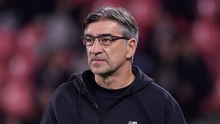 CREMONA, ITALY - OCTOBER 25: Ivan Juric, Head Coach of Atalanta looks on prior to the Serie A match between US Cremonese and Atalanta BC at Stadio Giovanni Zini on October 25, 2025 in Cremona, Italy. (Photo by Emmanuele Ciancaglini/Getty Images) Juric: “Cosa filtra su Kossounou, Scamacca e Kolasinac! CDK, Lookman, De Roon e con Carnesecchi…” - immagine 1