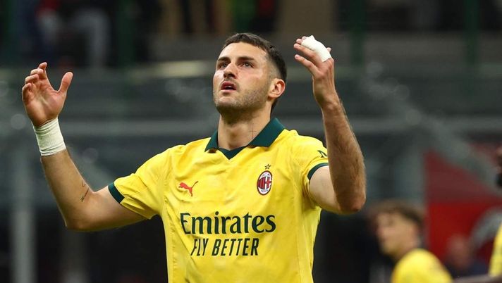 Santiago Giménez (attaccante AC Milan), qui durante Milan-Fiorentina 2-1 (Serie A 2025-2026) | News (Getty Images) Milan, l'attacco è un problema: Leao rischia la Supercoppa, Giménez l'operazione