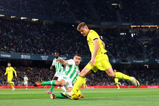 SEVILLE, SPAIN - MARCH 10: Alexander Sorloth of Villarreal CF is challenged by Sokratis Papastathopoulos of Real Betis during the LaLiga EA Sports match between Real Betis and Villarreal CF at Estadio Benito Villamarin on March 10, 2024 in Seville, Spain. (Photo by Fran Santiago/Getty Images) Sørloth e Fiorentina, fermi a un passo dal trionfo: la storia del vice Pichichi- immagine 2