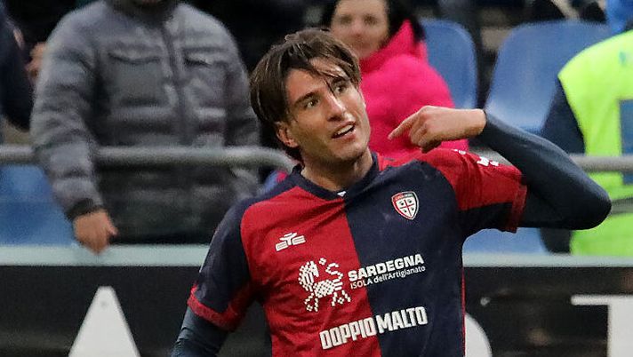 CAGLIARI, ITALY - NOVEMBER 22: Gennaro Borrelli of Cagliari celebrates his goal 1-1 during the Serie A match between Cagliari Calcio and Genoa CFC at Stadio Sant'Elia on November 22, 2025 in Cagliari, Italy. (Photo by Enrico Locci/Getty Images) Cagliari, Borrelli a rischio per il Pisa: le sue condizioni. Si rivede Mina, le sensazioni - immagine 1