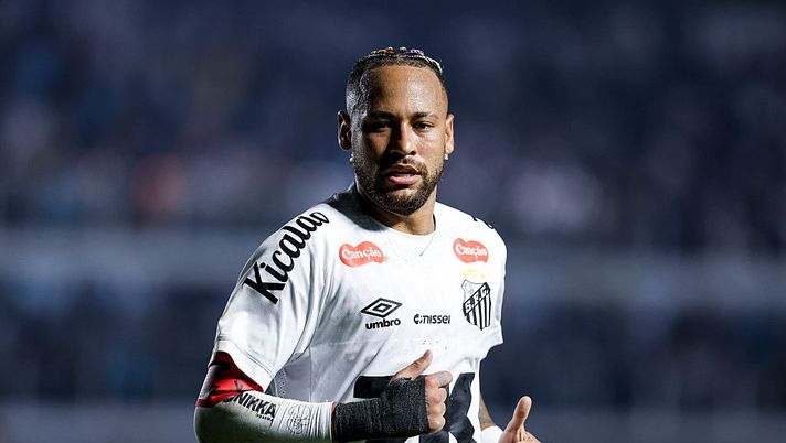SANTOS, BRAZIL - JULY 16: Neymar of Santos looks on during the Brasileirao 2025 match between Santos and Flamengo at Urbano Caldeira Stadium (Vila Belmiro) on July 16, 2025 in Santos, Brazil. (Photo by Ricardo Moreira/Getty Images) Cearà-Santos, dove vedere la partita in diretta TV e streaming LIVE - immagine 1
