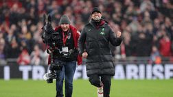 Klopp perde fede nuziale in campo, cameraman la ritrova. Il tecnico: “Ora potrà…”