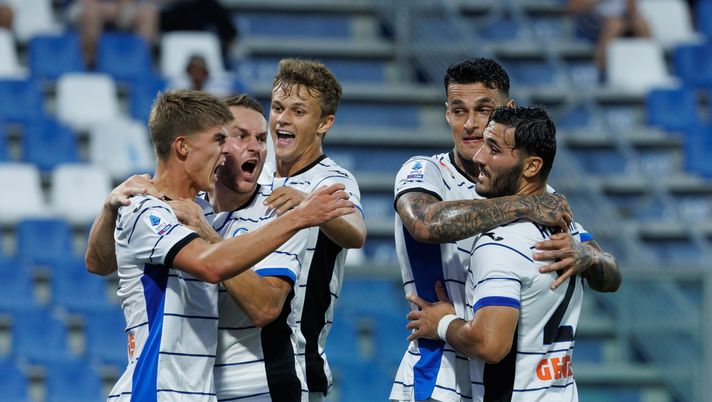 REGGIO NELL'EMILIA, ITALY - AUGUST 20: Charles De Ketelaere of Atalanta BC celebrates with his teammates after scoring his team's first goal during the Serie A TIM match between US Sassuolo and Atalanta BC at Mapei Stadium - Citta' del Tricolore on August 20, 2023 in Reggio nell'Emilia, Italy. (Photo by Emmanuele Ciancaglini/Getty Images) Fiorentina-Atalanta: la difesa della Dea è un muro - immagine 1