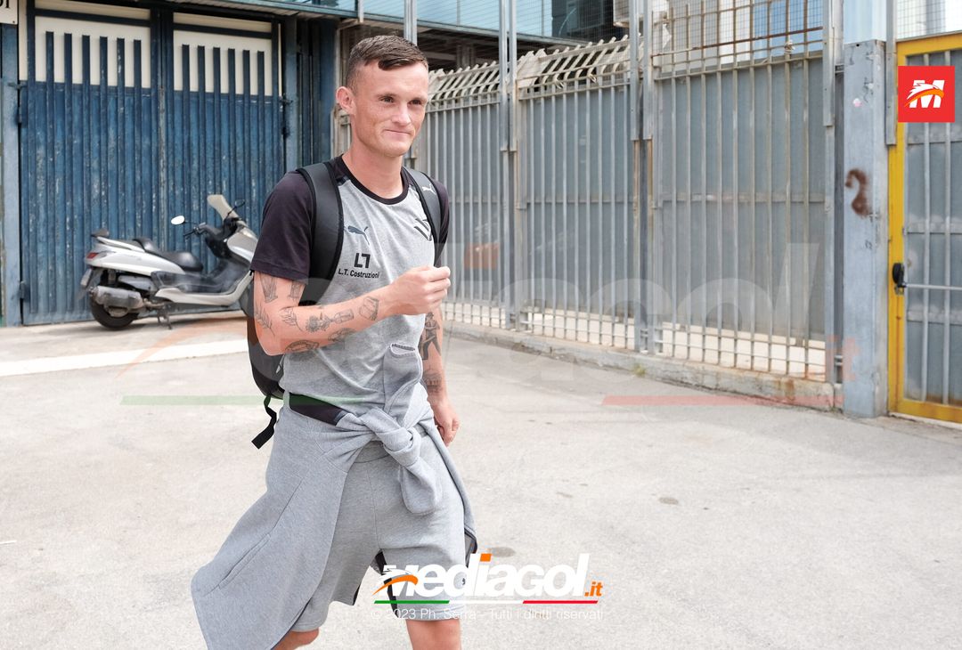 FOTO PALERMO, Liam Henderson: selfie e autografi con i tifosi del Palermo (Gallery) - immagine 10