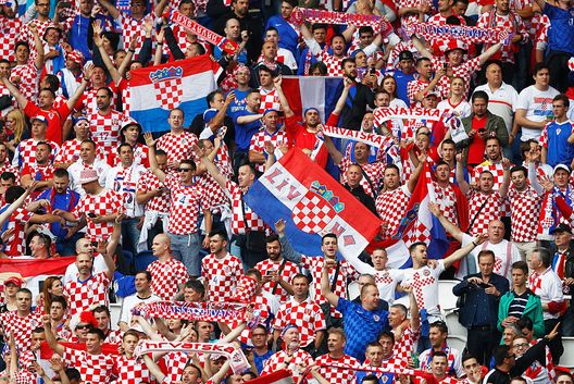 Tifosi croati durante il match tra Turchia e Croazia (Photo by Clive Rose/Getty Images) Arrestati sette tifosi croati per saluto nazista durante Francia-Croazia- immagine 2
