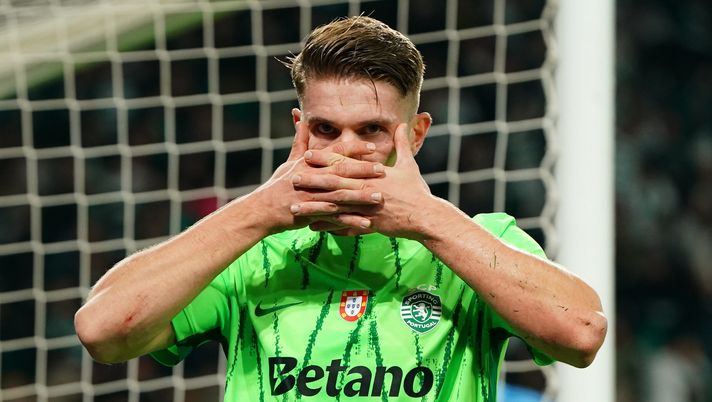 LISBON, PORTUGAL - NOVEMBER 22: Viktor Gyokeres of Sporting CP celebrates after scoring a goal during the Portuguese Cup match between Sporting CP and Amarante FC at Estadio Jose Alvalade on November 22, 2024 in Lisbon, Portugal. (Photo by Gualter Fatia/Getty Images) ESCLUSIVA Benfica-Sporting, Santos: “Gara decisiva, Otamendi e Hjulmand leader” - immagine 1