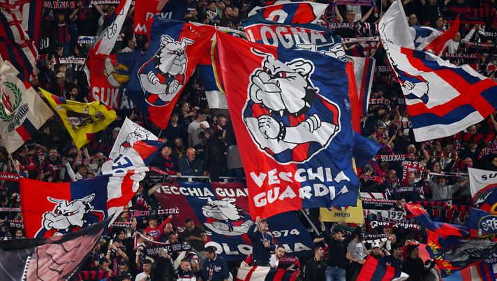 BOLOGNA, ITALY - APRIL 24: Bologna fans hold up flags and scarves in the stands prior to the coppa Italia Semi Final match between Bologna FC and Empoli at Renato Dall'Ara Stadium on April 24, 2025 in Bologna, Italy. (Photo by Alessandro Sabattini/Getty Images) Bologna, Nord VPN nuovo partner del club rossoblù - immagine 1