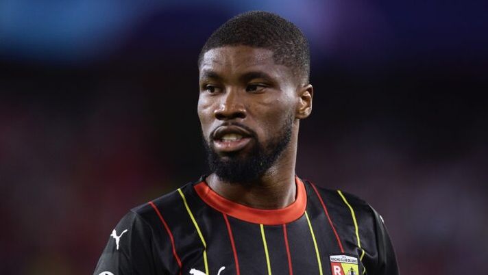 SEVILLE, SPAIN - SEPTEMBER 20: Kevin Danso of RC Lens looks on during the UEFA Champions League match between Sevilla FC and RC Lens at Estadio Ramon Sanchez Pizjuan on September 20, 2023 in Seville, Spain. (Photo by Fran Santiago/Getty Images) Danso: “Roma? Sono deluso, le interpretazioni sulle visite sono irritanti e incomprensibili” - immagine 1