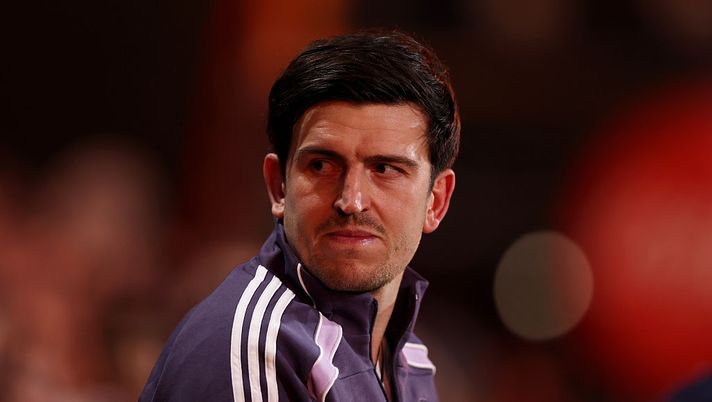 BOURNEMOUTH, ENGLAND - MARCH 20: Harry Maguire of Manchester United looks on prior to the Premier League match between Bournemouth and Manchester United at Vitality Stadium on March 20, 2026 in Bournemouth, England. (Photo by Ryan Pierse/Getty Images) Ufficiale, Harry Maguire ha rinnovato il contratto con il Manchester United per un’altra stagione - immagine 1