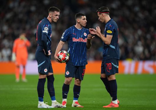 Madrid, Spagna - 22 gennaio 2025: Aleksa Terzic, Oscar Gloukh ed Amar Dedic durante la partita di Champions League tra Real Madrid e Salisburgo. (Foto di Angel Martinez/Getty Images) Salisburgo vs Al-Hilal, dove vedere la partita in diretta tv e streaming live- immagine 2