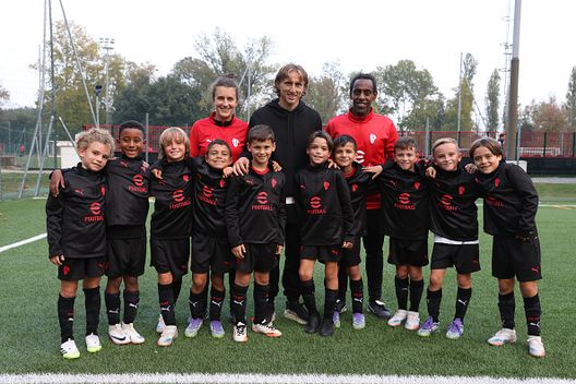 un-martedi-speciale-tutte-le-foto-di-modric-nel-vivaio-rossonero-del-Vismara