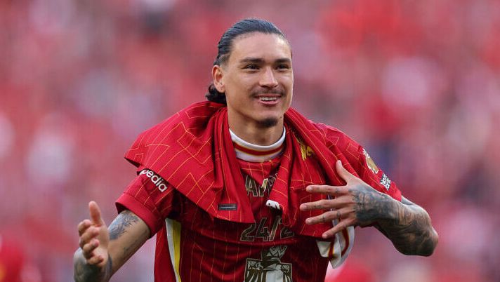 LIVERPOOL, ENGLAND - APRIL 27: Darwin Nunez of Liverpool celebrates the teams victory and confirmation of winning the Premier League title after the Premier League match between Liverpool FC and Tottenham Hotspur FC at Anfield on April 27, 2025 in Liverpool, England. (Photo by Carl Recine/Getty Images) Romano: “Ecco come stanno le cose al momento per Darwin Nunez al Napoli” - immagine 1