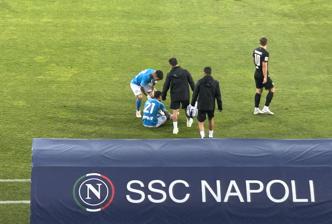 Termina il match di Politano con l'Augsburg: il giocatore esce zoppicante