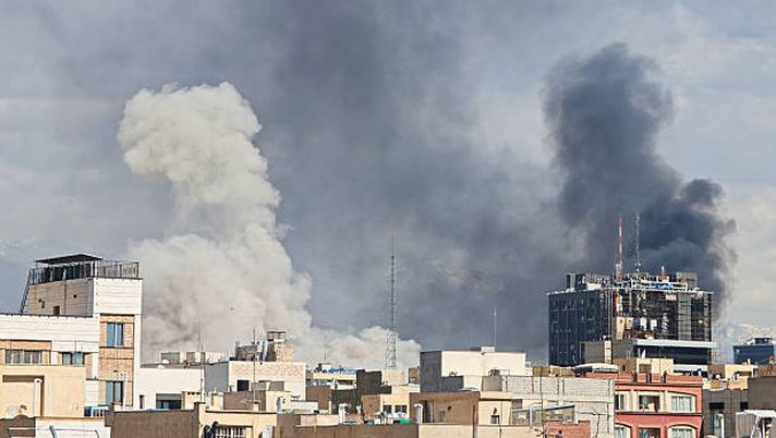 TEHRAN, IRAN - MARCH 1: Plumes of smoke rise over the skyline following explosions on March 1, 2026 in Tehran, Iran. Iran's Supreme Leader, Ayatollah Ali Khamenei, was confirmed killed after the United States and Israel launched a joint attack on Iran on February 28. Iran retaliated by firing waves of missiles and drones at Israel, and targeting U.S. allies in the region. (Photo by Getty Images) Nazon, attaccante dell’Esteghlal, racconta: “Non dovevo essere in Iran. C’era fumo di bomba vicino me e Munir” - immagine 1