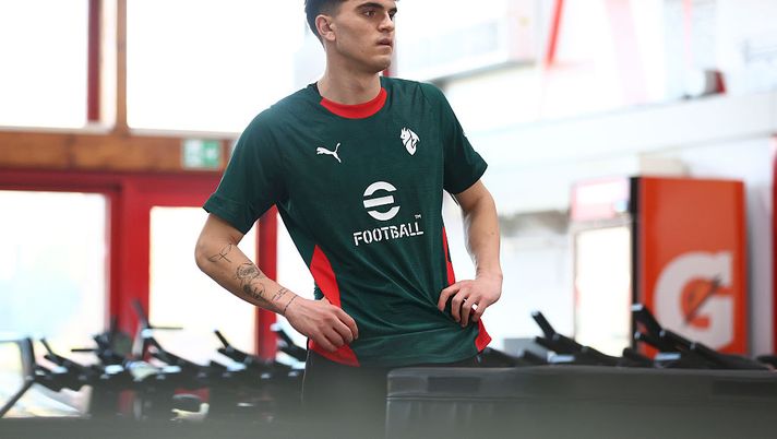 CAIRATE, ITALY - JANUARY 22: Davide Bartesaghi of AC Milan looks on during an AC Milan Training Session at Milanello on January 22, 2026 in Cairate, Italy. (Photo by Giuseppe Cottini/AC Milan via Getty Images) Serie A, Bartesaghi inserito tra i migliori giovani del campionato in corso - immagine 1