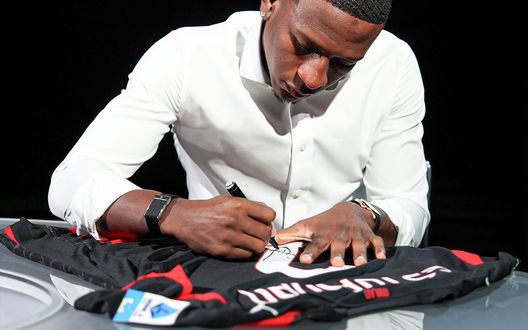 MILAN, ITALY - JULY 23: Pervis Estupinan signs his contract at Casa Milan on July 23, 2025 in Milan, Italy. (Photo by Alessandro Levati/AC Milan via Getty Images)  Estupinan a Milan Tv: “È un sogno che si avvera, sono qui per vincere”- immagine 3