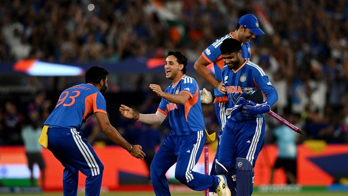AHMEDABAD, INDIA - MARCH 08: Sanju Samson, Shivam Dube, Jasprit Bumrah and Abhishek Sharma of India celebrate following the ICC Men's T20 World Cup India & Sri Lanka 2026 Final between India and New Zealand at Narendra Modi Stadium on March 08, 2026 in Ahmedabad, India. (Photo by Prakash Singh/Getty Images) Perché Fairplay Club sarà di tendenza nel 2026: analisi complete e vantaggi per gli utenti - immagine 1