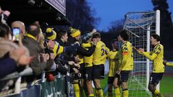 Inghilterra, squadra di sesta divisione sbaglia pullman e finisce in uno di… tifosi: il caso del Torquay Utd