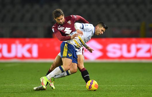 TURIN, ITALY - DECEMBER 19: Giovanni Simeone of Hellas Verona battles for possession with Ricardo Rodriguez of Torino FC during the Serie A match between Torino FC and Hellas Verona FC at Stadio Olimpico di Torino on December 19, 2021 in Turin, Italy. (Photo by Valerio Pennicino/Getty Images) Fontana (La Gazzetta dello Sport): “Non mi aspetto standing ovation per Juric”- immagine 3