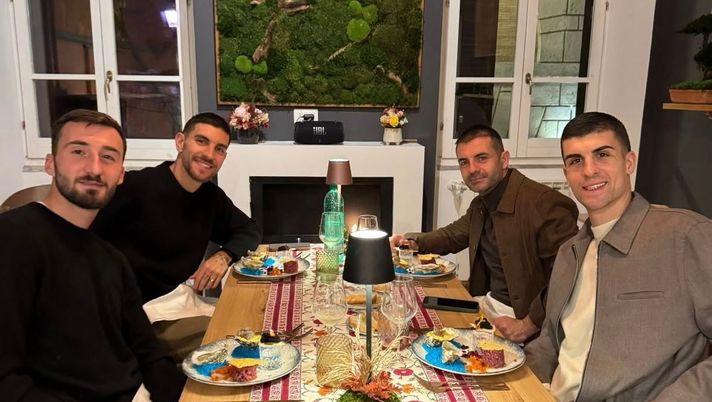Relax per Pellegrini, Cristante e Mancini: lo scatto a cena insieme - immagine 1