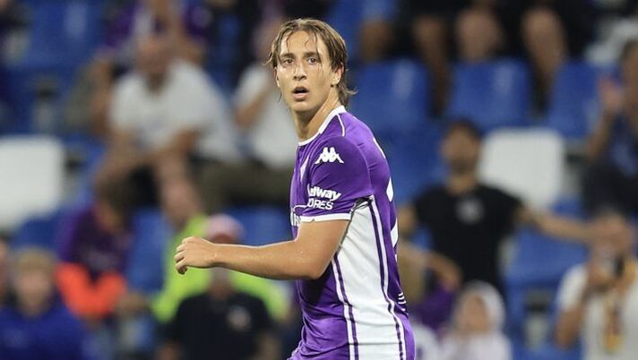 REGGIO NELL'EMILIA, ITALY - AUGUST 28: Jacopo Fazzini of ACF Fiorentina looks on during the UEFA Europa Conference League 2025/2026 Play-Off 1st leg match between ACF Fiorentina and FC Polissya Zhytomyr at Mapei Stadium - Citta' del Tricolore on August 28, 2025 in Reggio nell'Emilia, Italy. (Photo by Gabriele Maltinti/Getty Images) Fiorentina, ecco le condizioni di Dodo e Fazzini. Gli aggiornamenti su Sohm - immagine 1