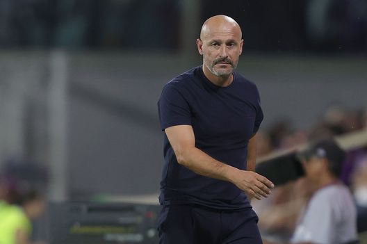 FLORENCE, ITALY - AUGUST 27: Head coach Vincenzo Italiano manager of ACF Fiorentina looks on during the Serie A TIM match between ACF Fiorentina and US Lecce at Stadio Artemio Franchi on August 27, 2023 in Florence, Italy. (Photo by Gabriele Maltinti/Getty Images) “Italiano simile a Spalletti. Se Jovic avesse avuto la voglia di Beltran…”- immagine 2