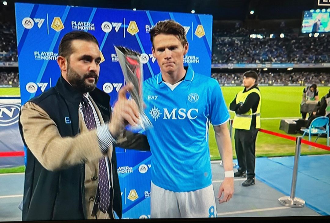 GALLERY Napoli-Genoa, McTominay è il giocatore del mese! La consegna del premio - immagine 7