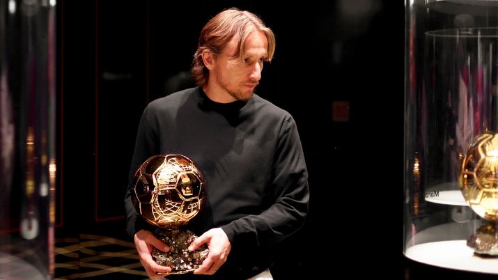 Luka Modric (centrocampista AC Milan), qui mentre espone il suo Pallone d'Oro 2018 al Museo Mondo Milan presso la sede del club rossonero | News (Getty Images) Croazia, i convocati del CT Dalic per le amichevoli di marzo: chiamato Modric e altri 7 'italiani'