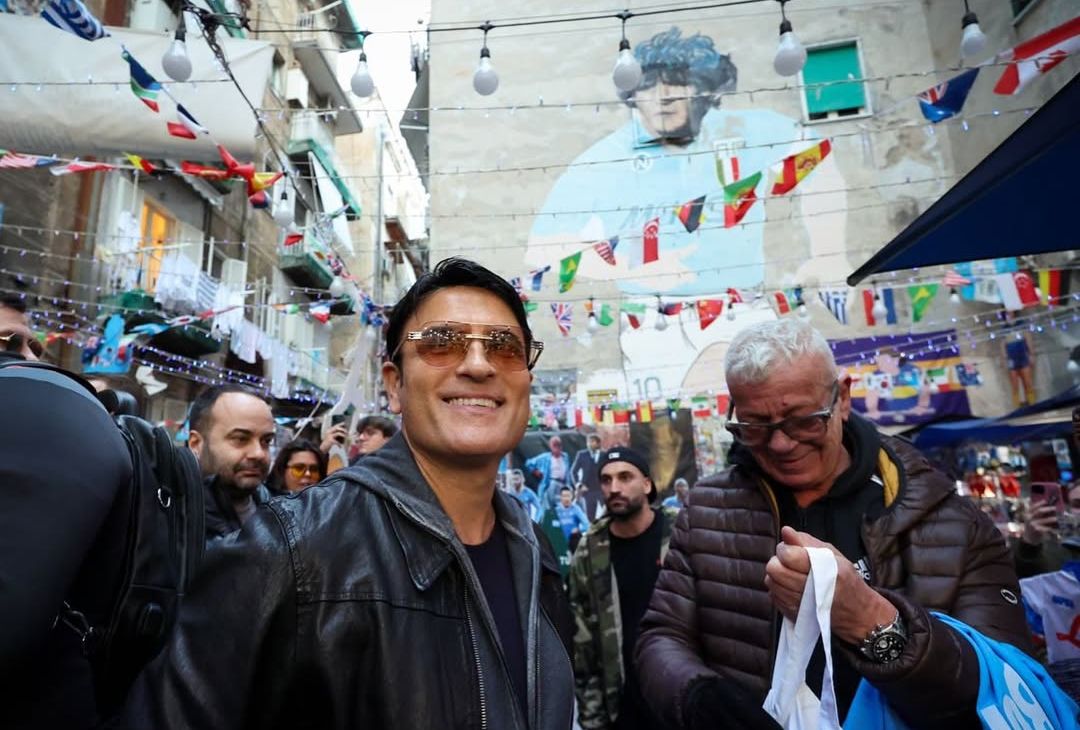 Sal Da Vinci e Stash dei The Kolors in visita al murale di Maradona