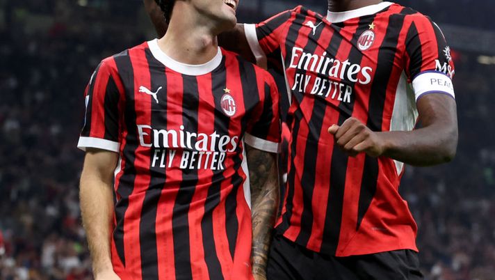 MILAN, ITALY - SEPTEMBER 27: Christian Pulisic of AC Milan celebrates with Rafael Leao after scoring the goal during the Serie match between Milan and Lecce at Stadio Giuseppe Meazza on September 27, 2024 in Milan, Italy. (Photo by Claudio Villa/AC Milan via Getty Images) LIVE Cremonese-Milan: ecco le formazioni ufficiali, Leao e Pulisic dal 1′ - immagine 1