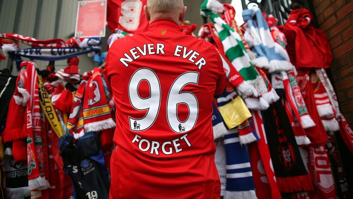 Hillsborough, il ricordo vive: Van Dijk e Slot rendono omaggio alle vittime - immagine 1
